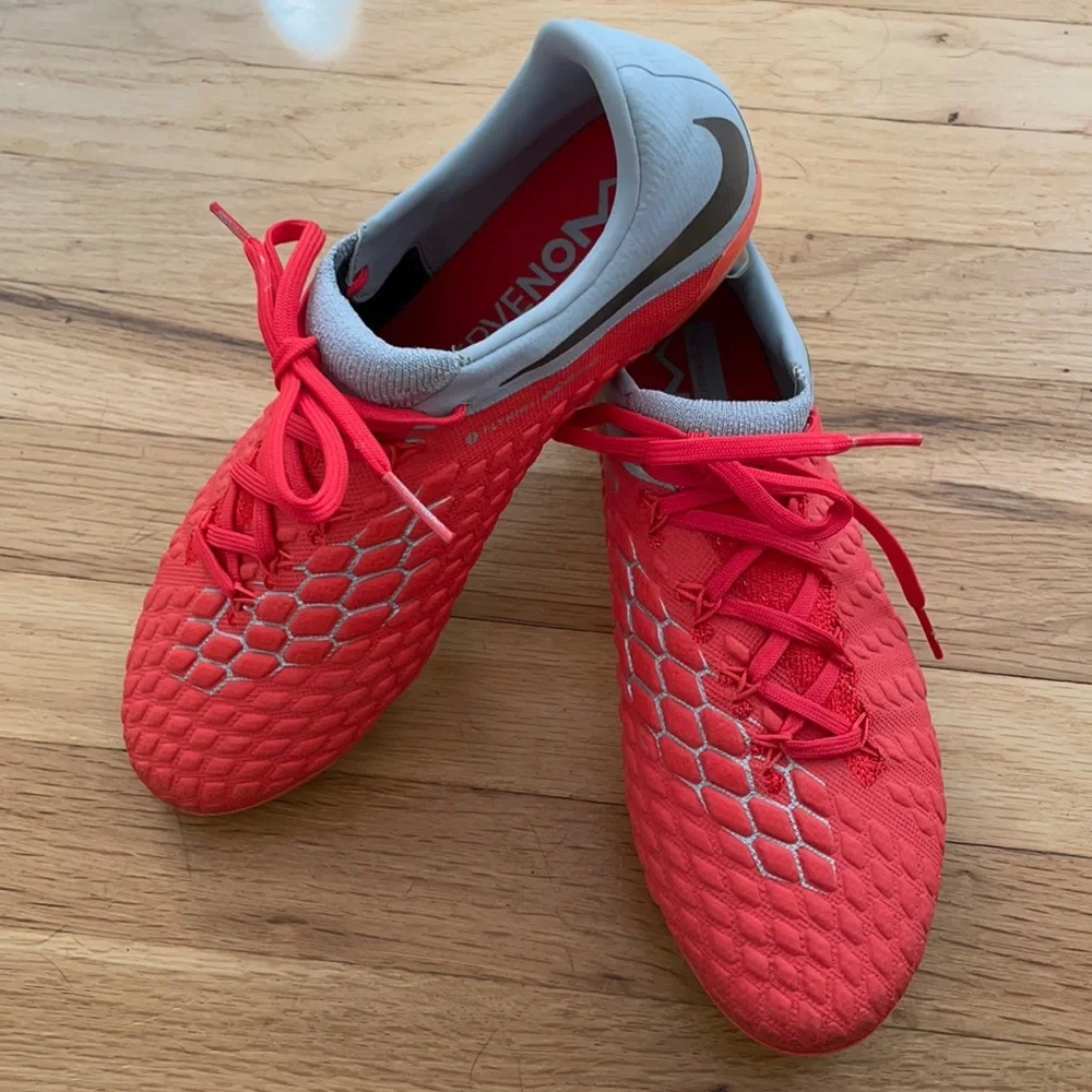 Nike hypervenom Elite Youth size 4. Used once. Normal price $150.